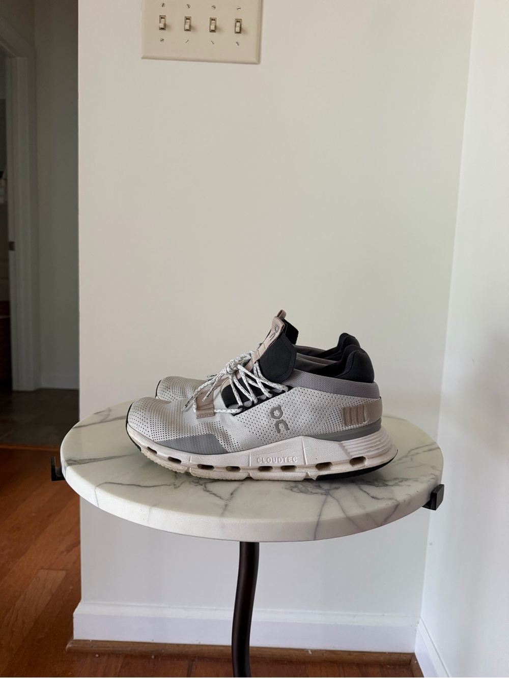 On Running women’s Lightweight Sneakers in Light Gray and Black